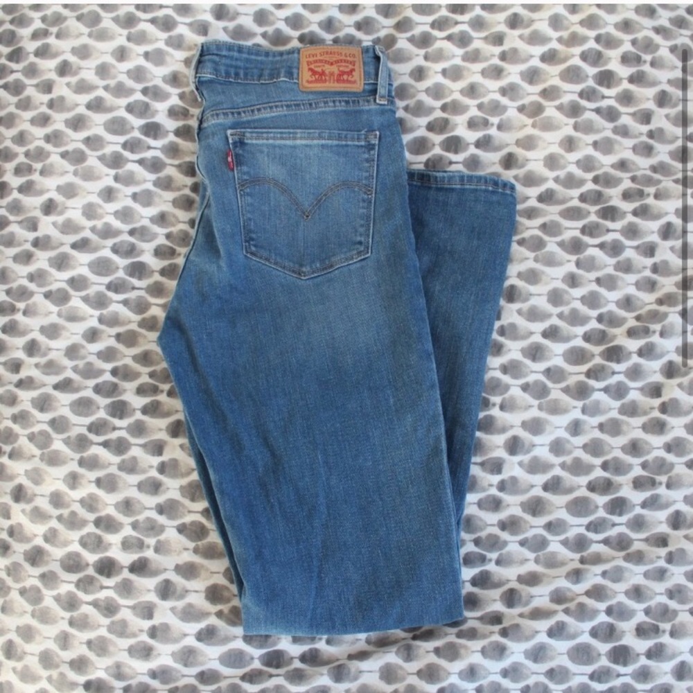 LIKE NEW Levi’s High-Waisted Light-Wash Jeans